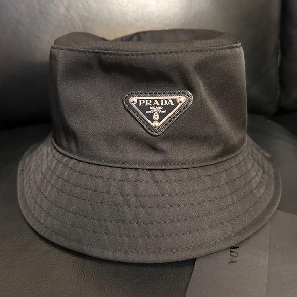 Prada Accessories - WOMEN'S PRADA BLACK RE-NYLON BUCKET HAT LOGO PLAQUE ONE SIZE UNISEX